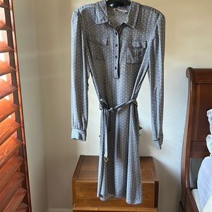 Classic Tory Burch chain link dress. Navy and cream pattern